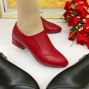 Дамски обувки с мека кожа и дебели токчета са удобни и развлекателни Работа Дамски обувки